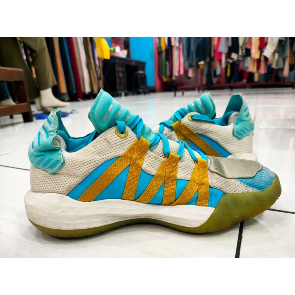 Sepatu Basket Dame 6 size 43