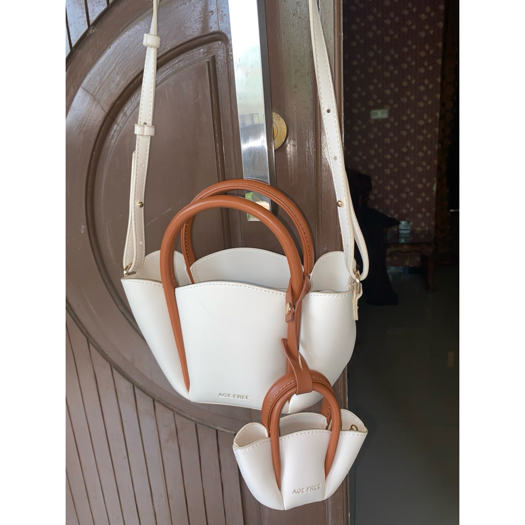 Preloved good condition tas age free + gantungan