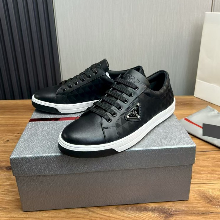 Prada's new men's casual board shoes, fashionable cowhide sports shoes, flat shoes, jogging shoes