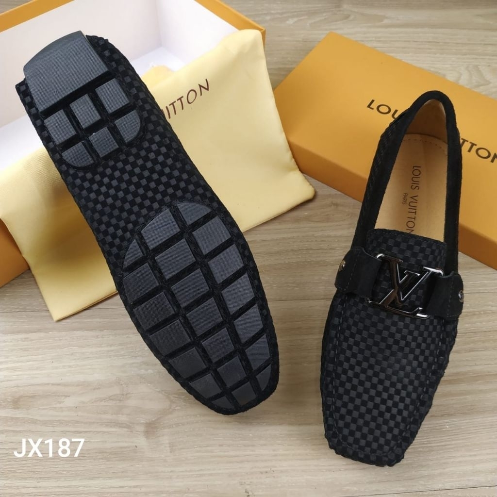 sepatu loafer pria LV