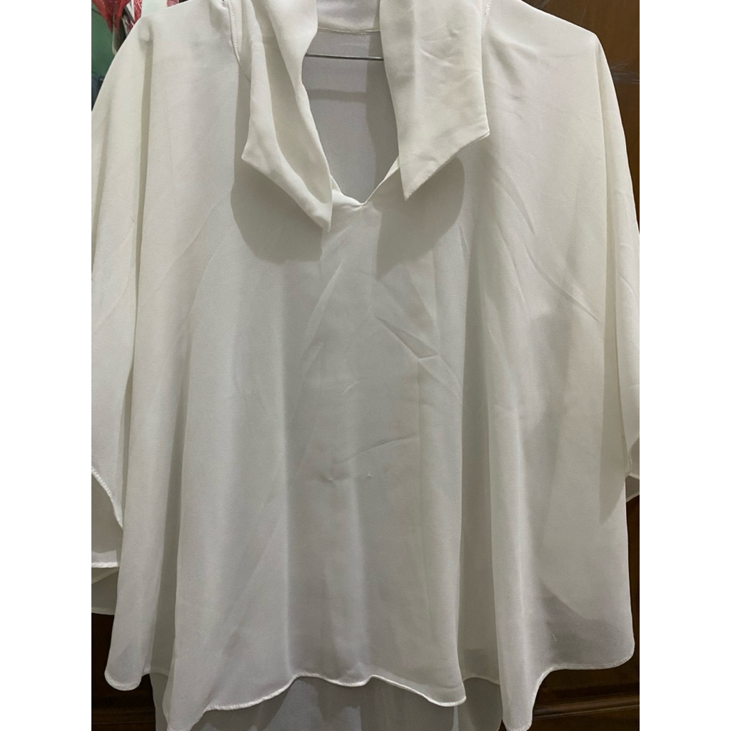 Preloved Blouse Putih Elegan Tanpa Lengan - LD 105-110 cm
