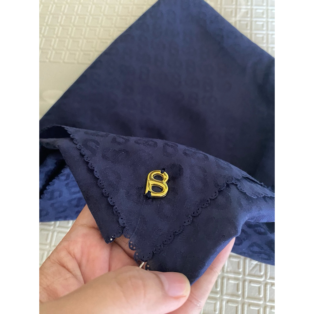 Buttonscraves Tapis Embossed Navy, tanpa box