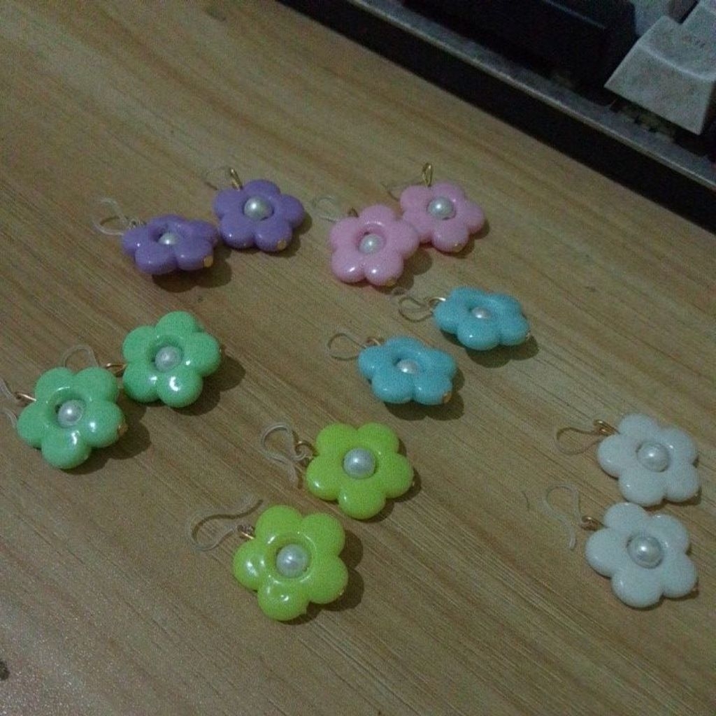 anting plastik gantung bunga