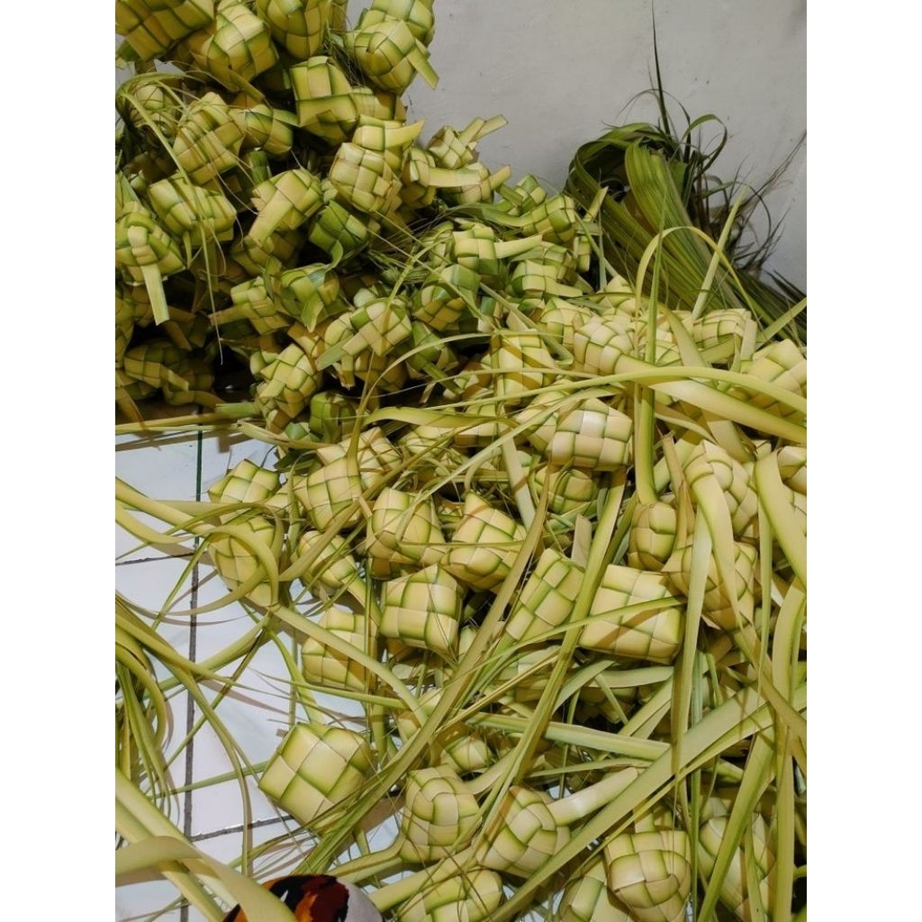 

Cangkang ketupat / urung ketupat kosong tinggal isi