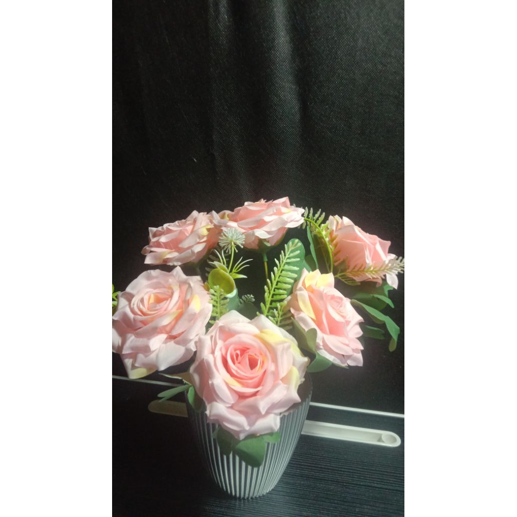 VAS BUNGA MAWAR PINK /BUNGA HIAS/HIASAN RUANG TAMU/ VAS BUNGA MAWAR ESTETIK