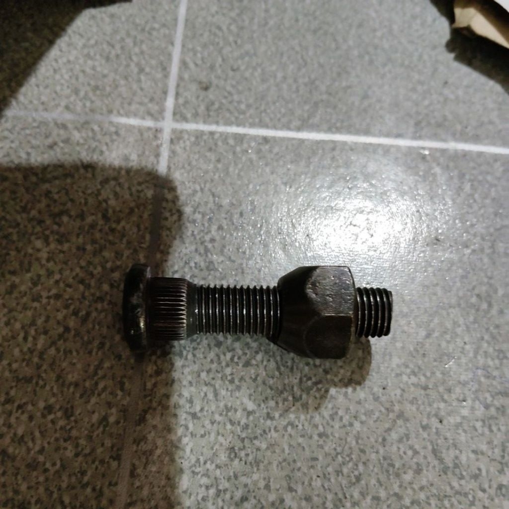 Baut roda kijang