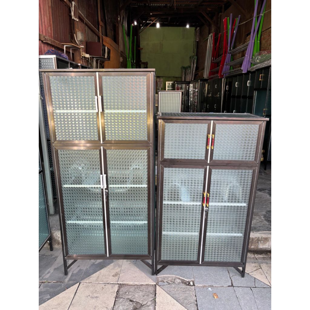 Rak piring 2 pintu kaca aluminium