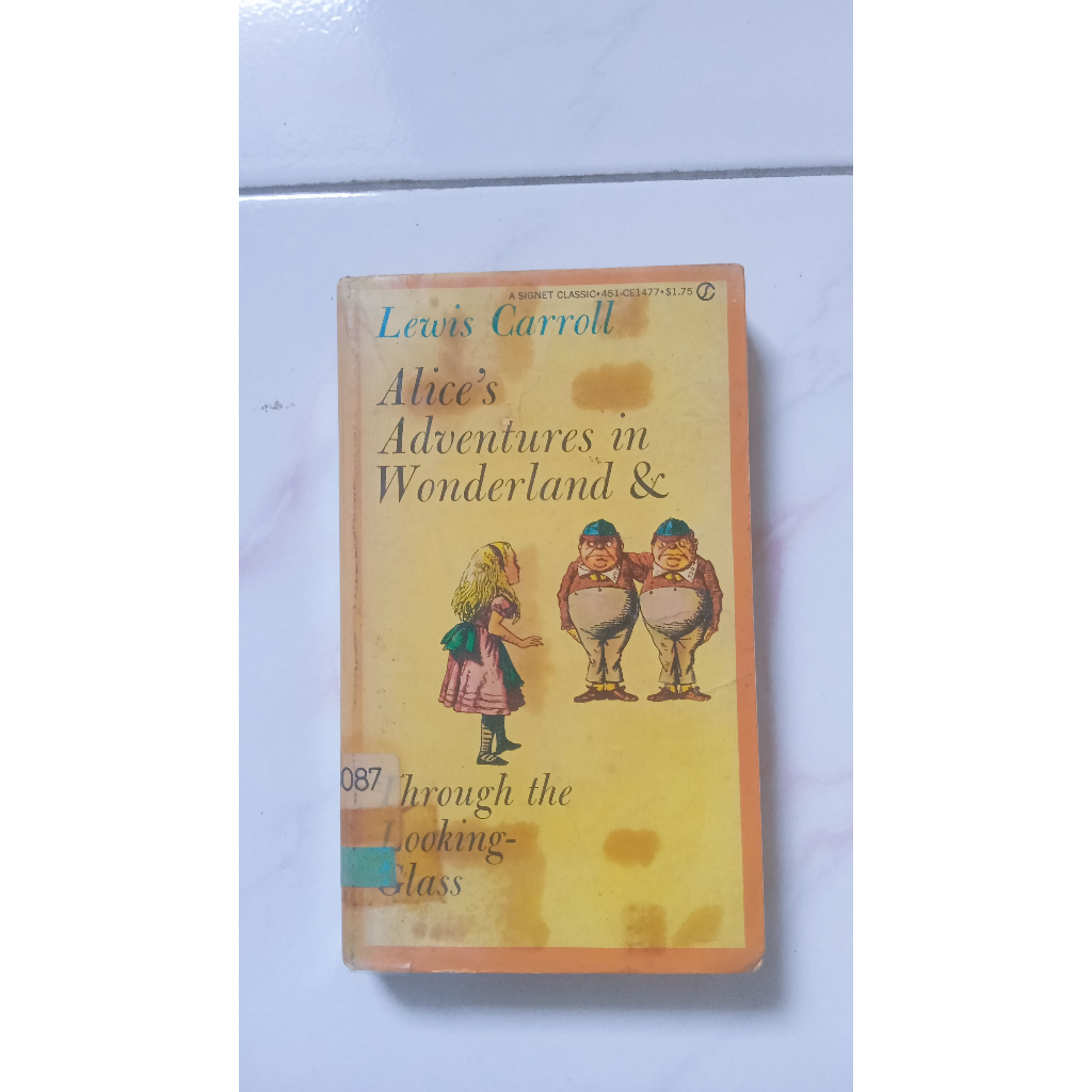 Alice's Adventures in Wonderland & Through the Looking Glass  - Lewis Carroll - A Signet Classic