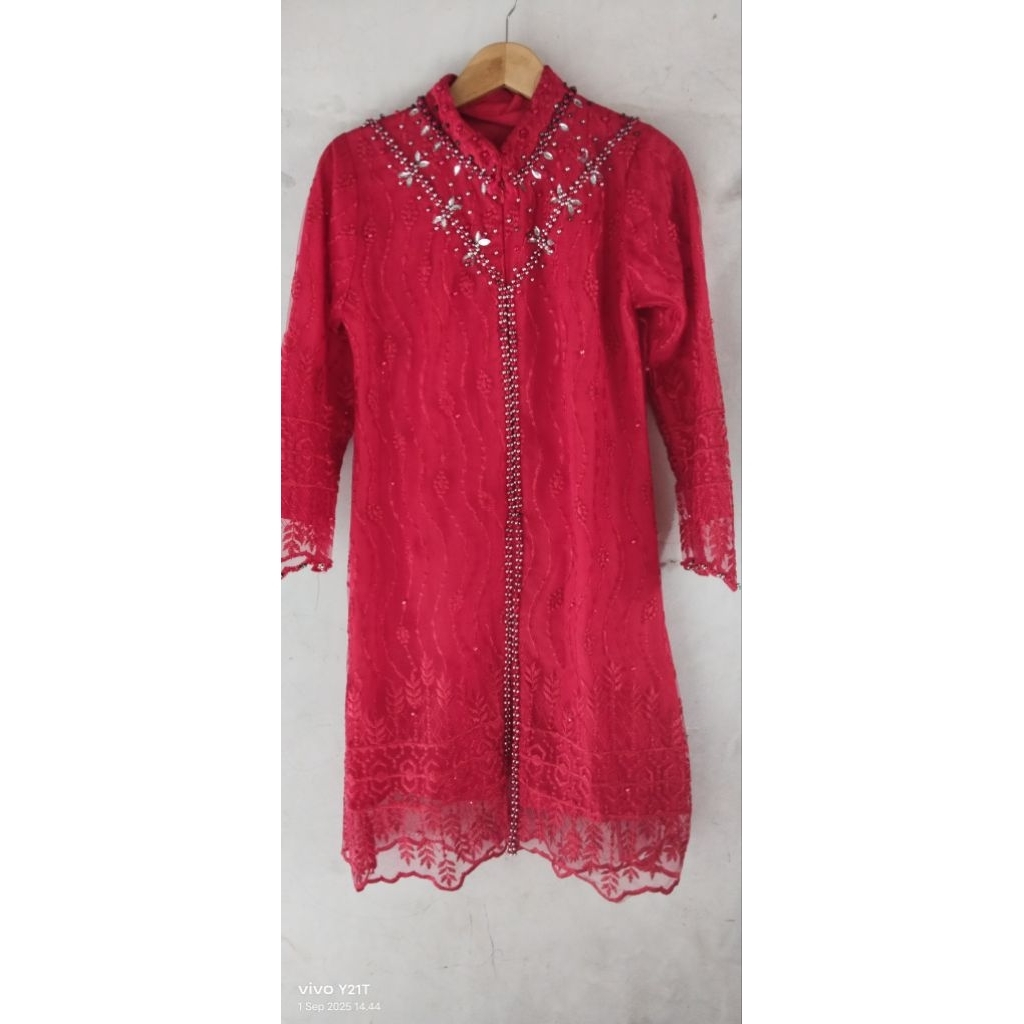 kebaya payet tile merah