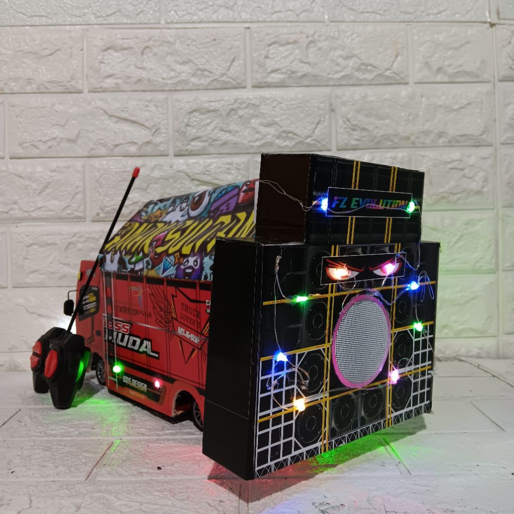 miniatur truk oleng remot kontrol di lengkapi soundhoreg lampu kelap kelip