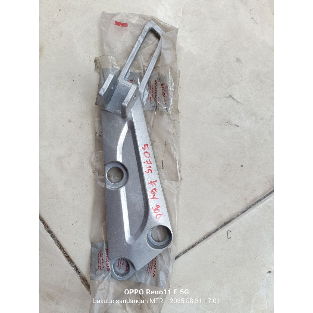 footstep pijakan kaki belakang sebelah kanan Honda Supra x 100 original AHM 50716 kev 900