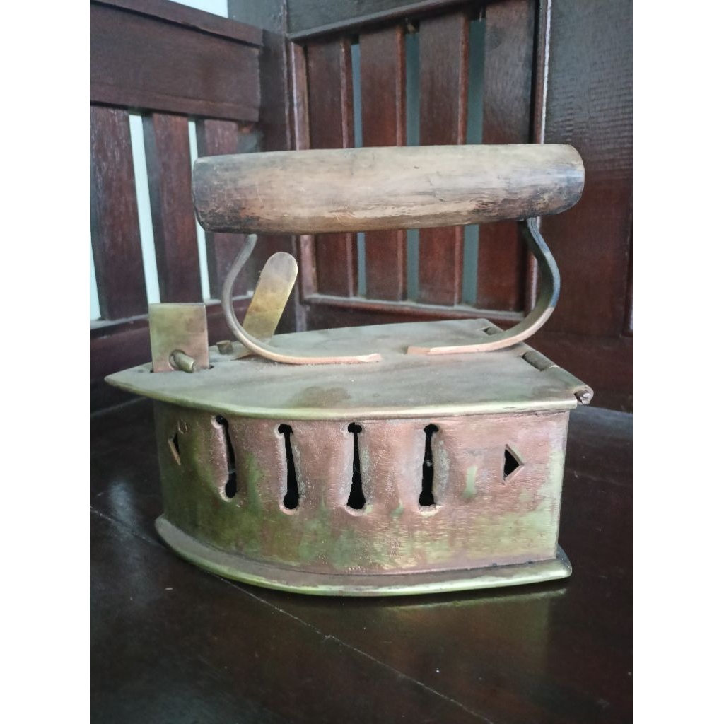 Setrika arang kuningan jadul