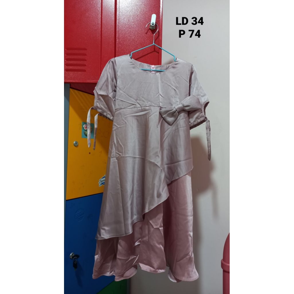 Dress pesta satin anak perempuan.