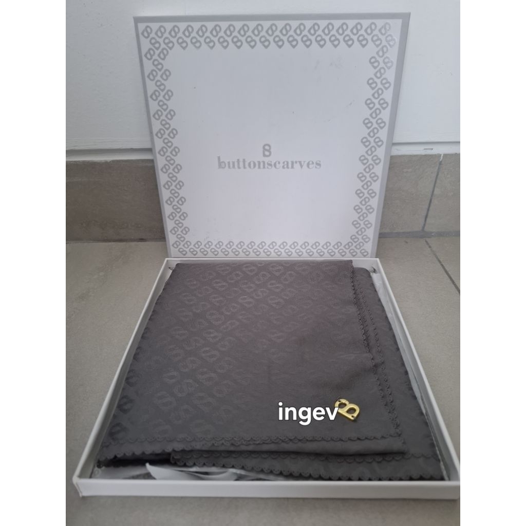 BUTTONSCARVES TAPIS EMBOSSED PRELOVED