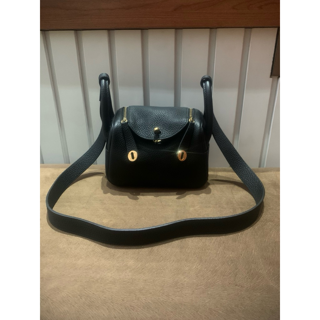 lindoy.small.black.preloved