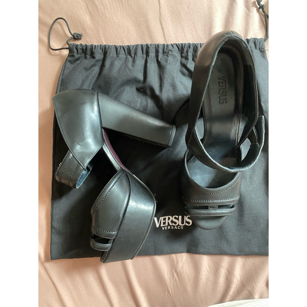 Sepatu Versace Versus Original Preloved