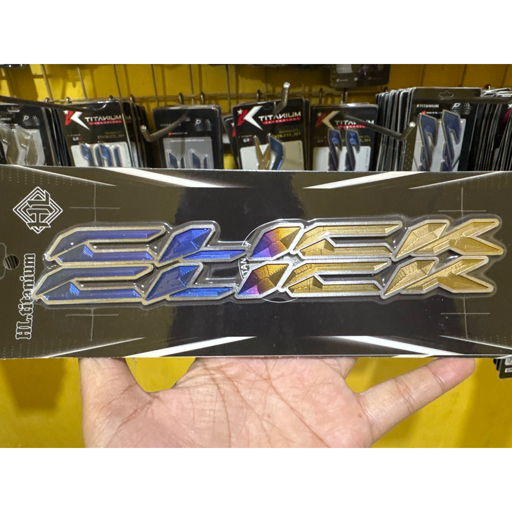 Emblem body click titanium