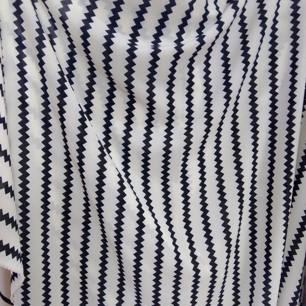 Kain Satin Silk Motif Zig Zag Hitam Putih Kecil Premium – Bahan Jahit Dress, Gamis, Blouse Lq