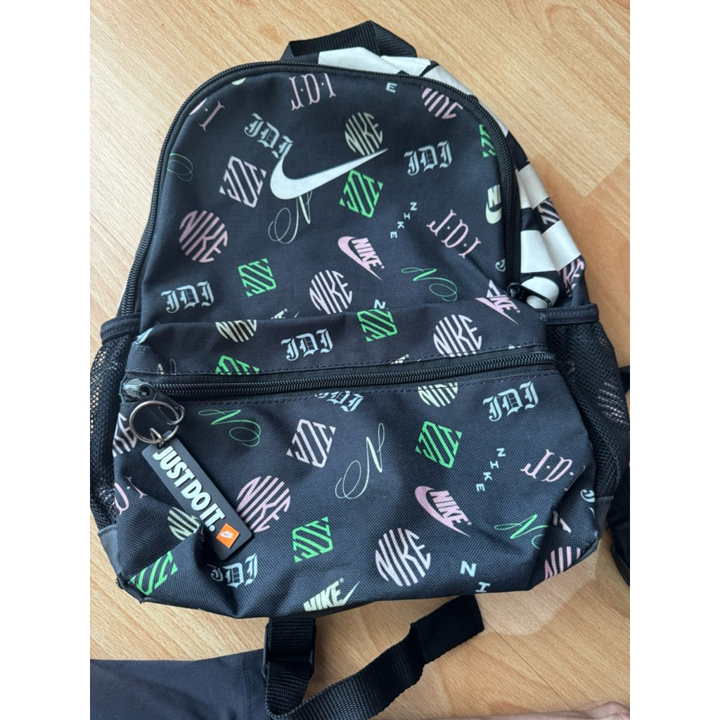 Tas ransel merk Nike ori (second) kondisi 50persen, ada defect di setiap sudut bawah tas terkelupaa 
