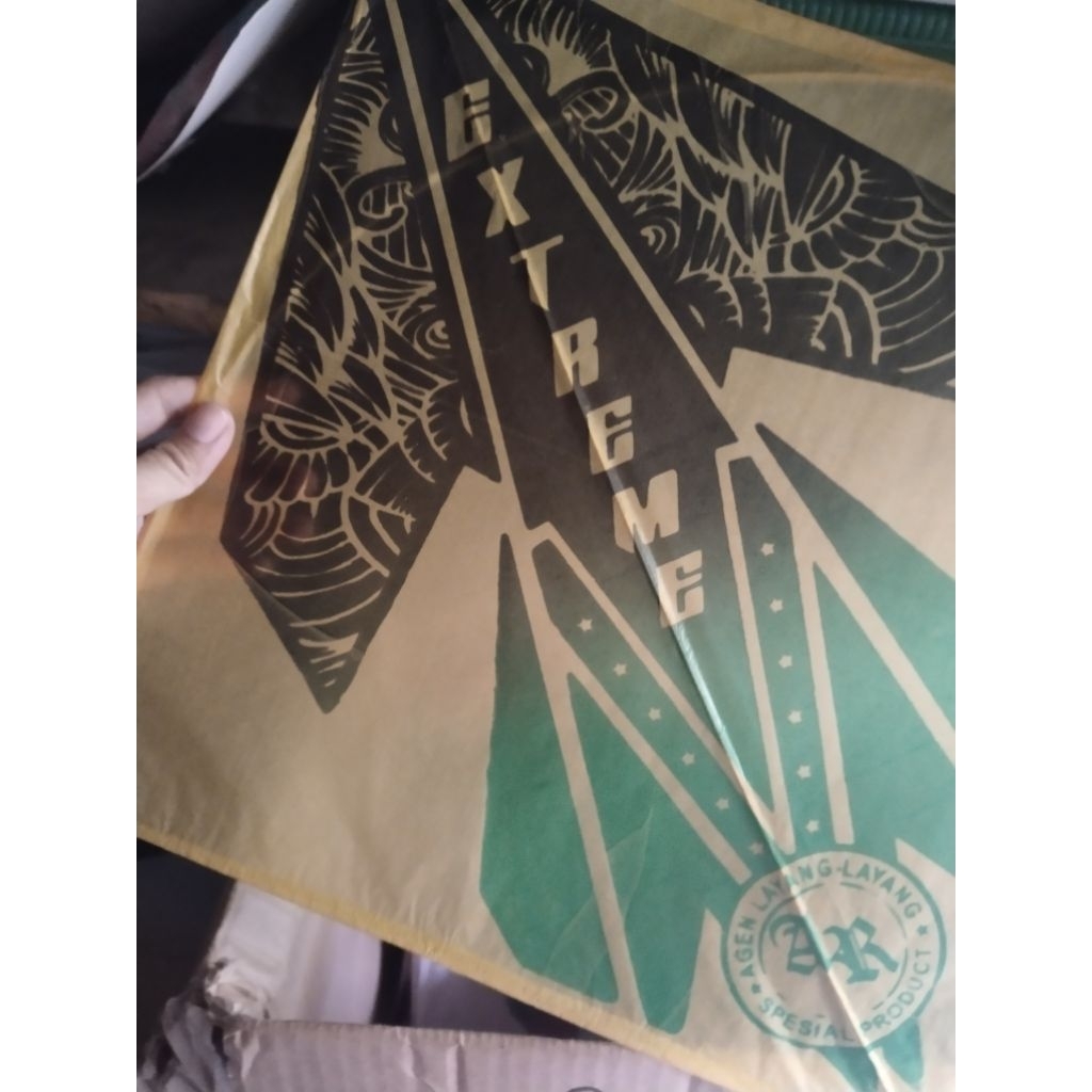 layangan kertas coklat