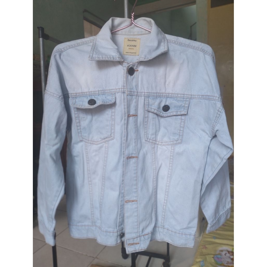 Jaket jeans wanita merk bershka
