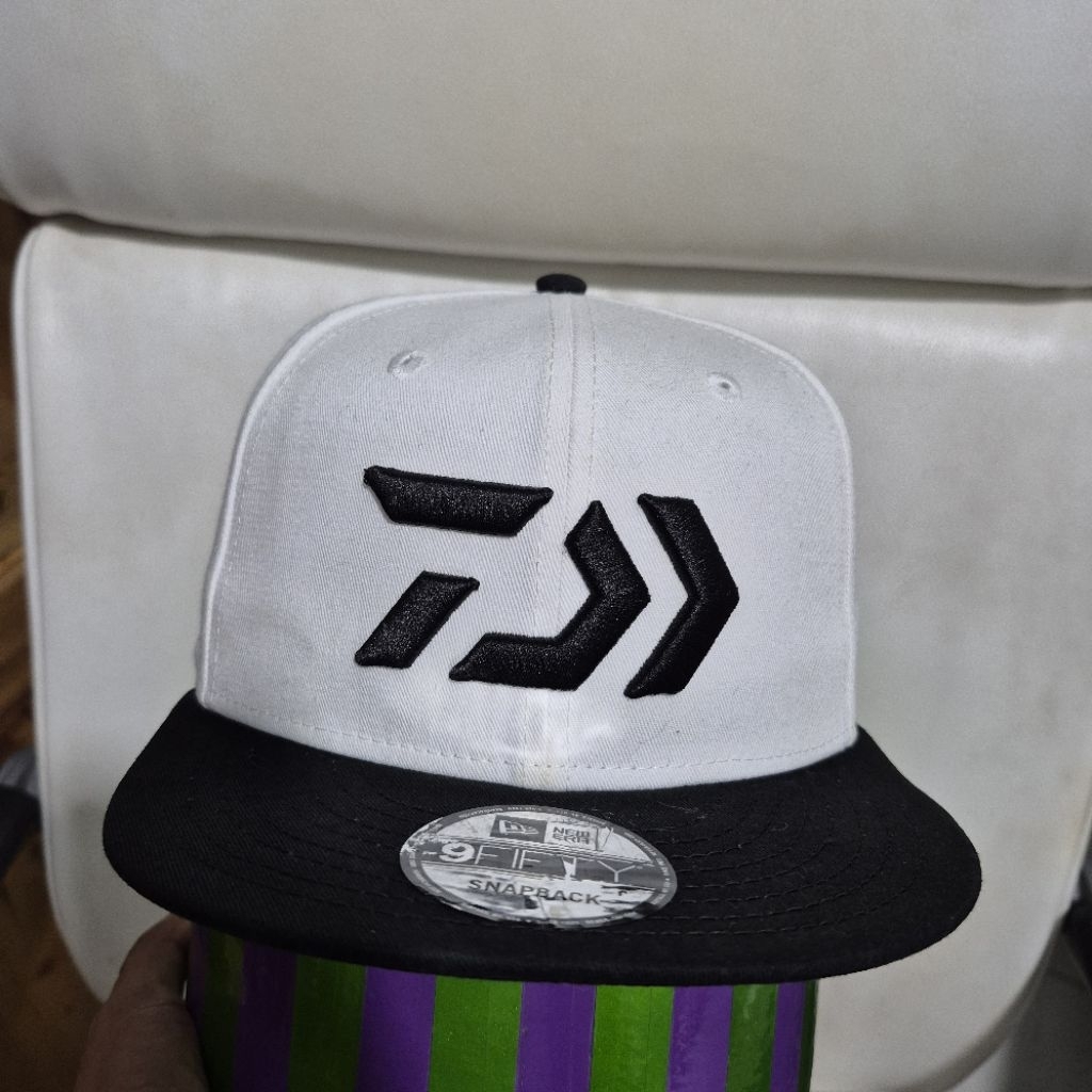 Topi Daiwa New Era putih Bordir