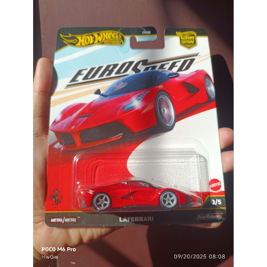 Hot Wheels Premium LaFerrari (FREE PROTEKTOR BASE BESI BAN KARET)