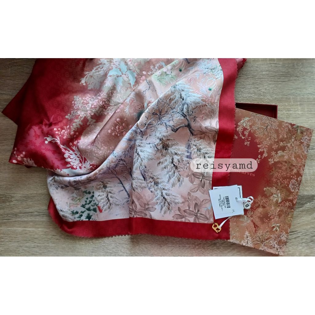 BUTTONSCARVES BS HOLIDAY SERIES NEW & PRELOVED