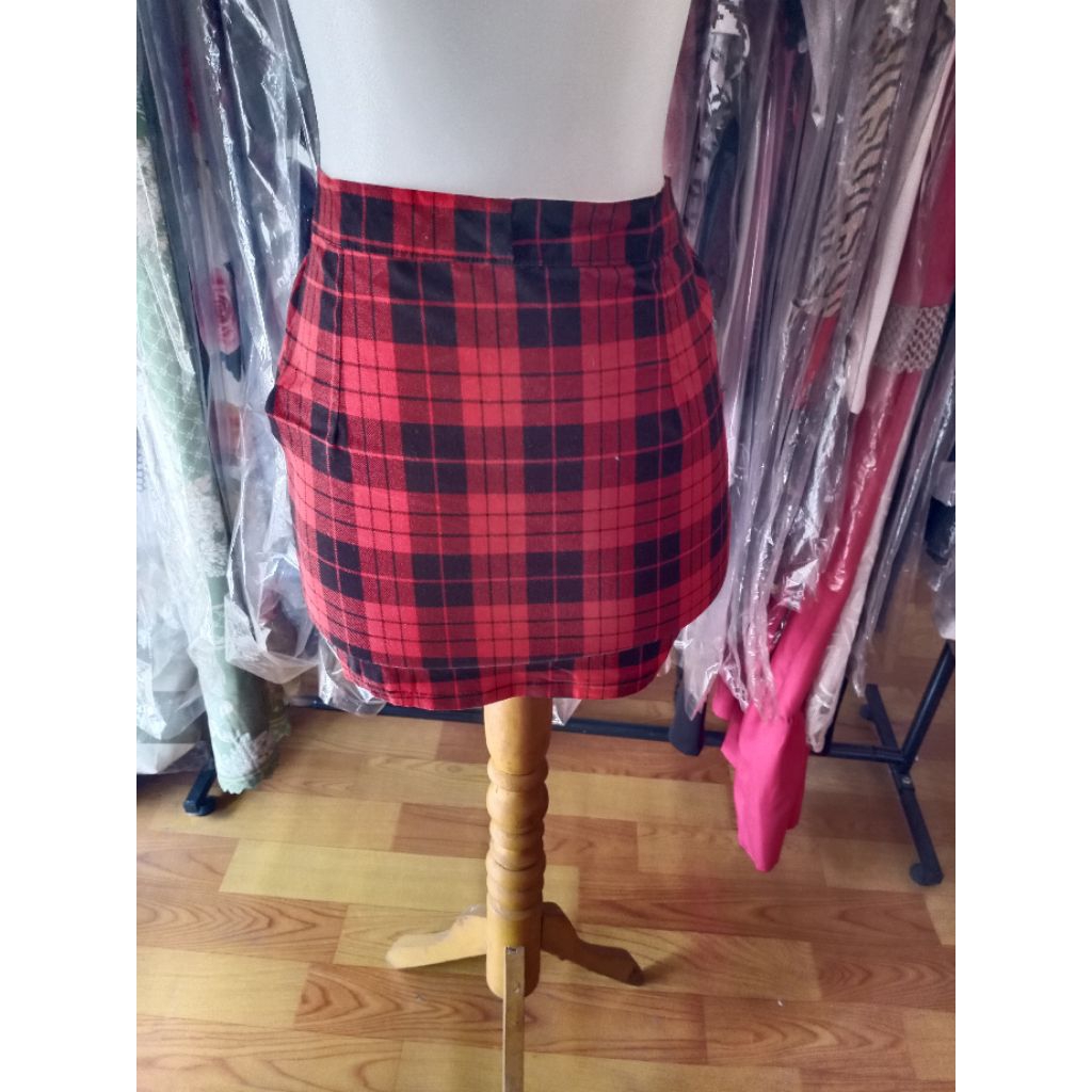 ROK MERAH KOTAK WANITA
