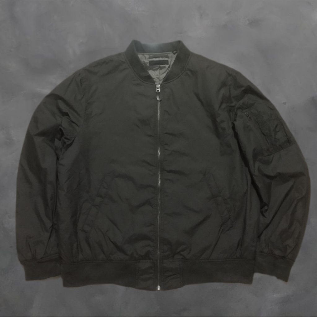 BOMBER UNIQLO HIJAU ARMY [XL]