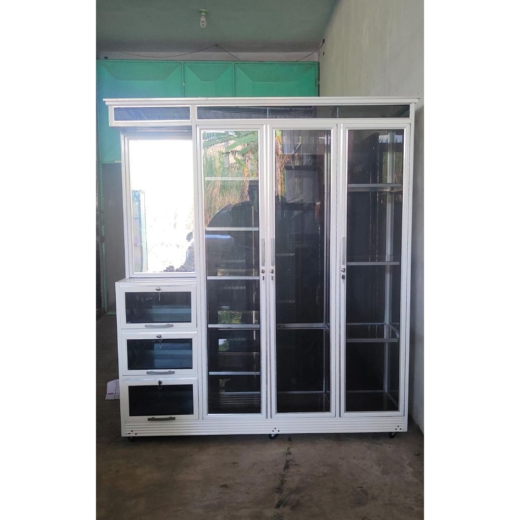 Lemari kaca 3p+meja rias