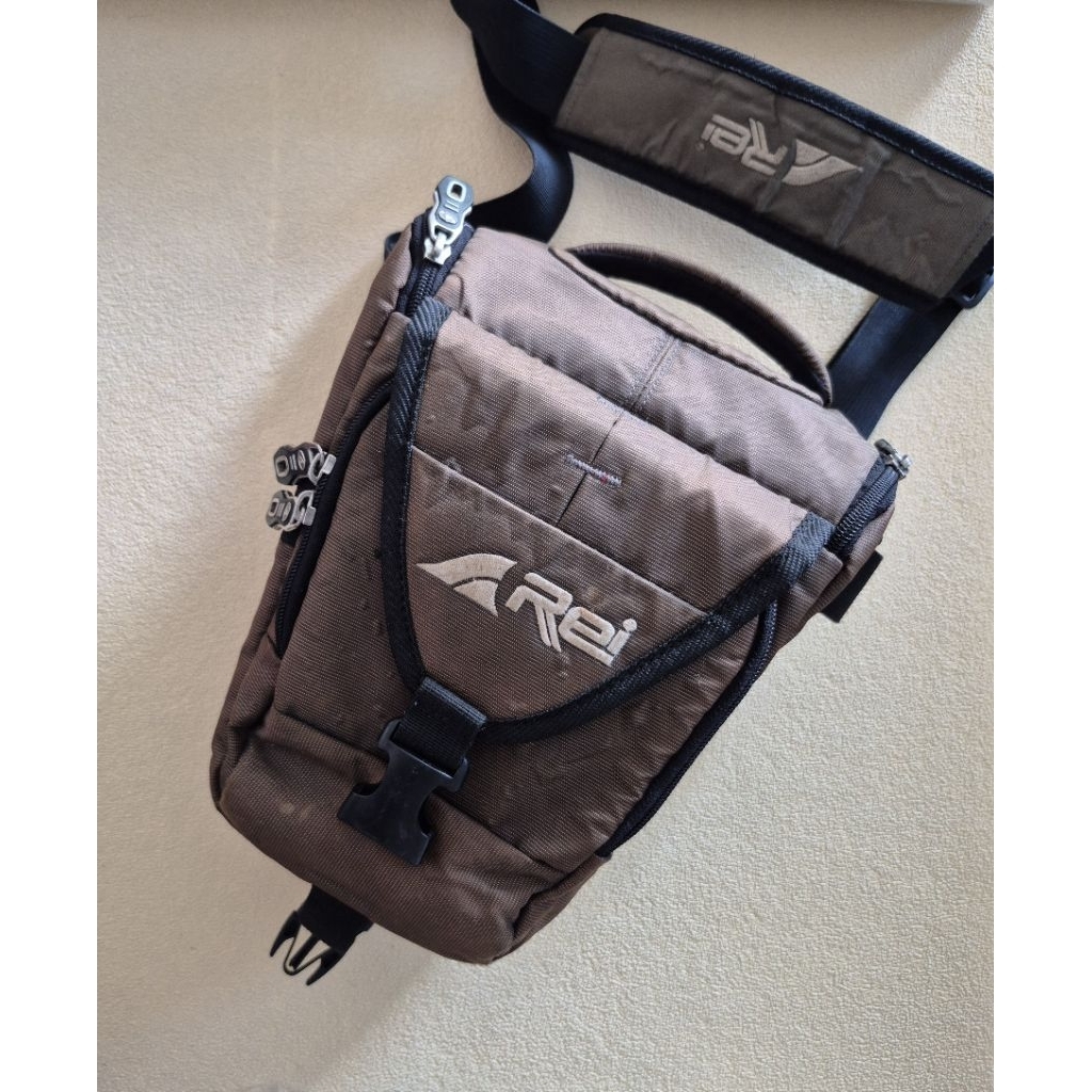 TAS KAMERA SELEMPANG AREI