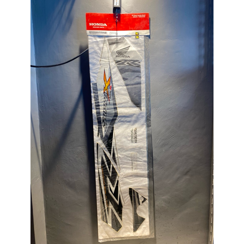871X0 KYL 690ZDL STRIPPING STICKER HONDA SUPRA X 125 KIRI HITAM VIOLET ORIGINAL AHM