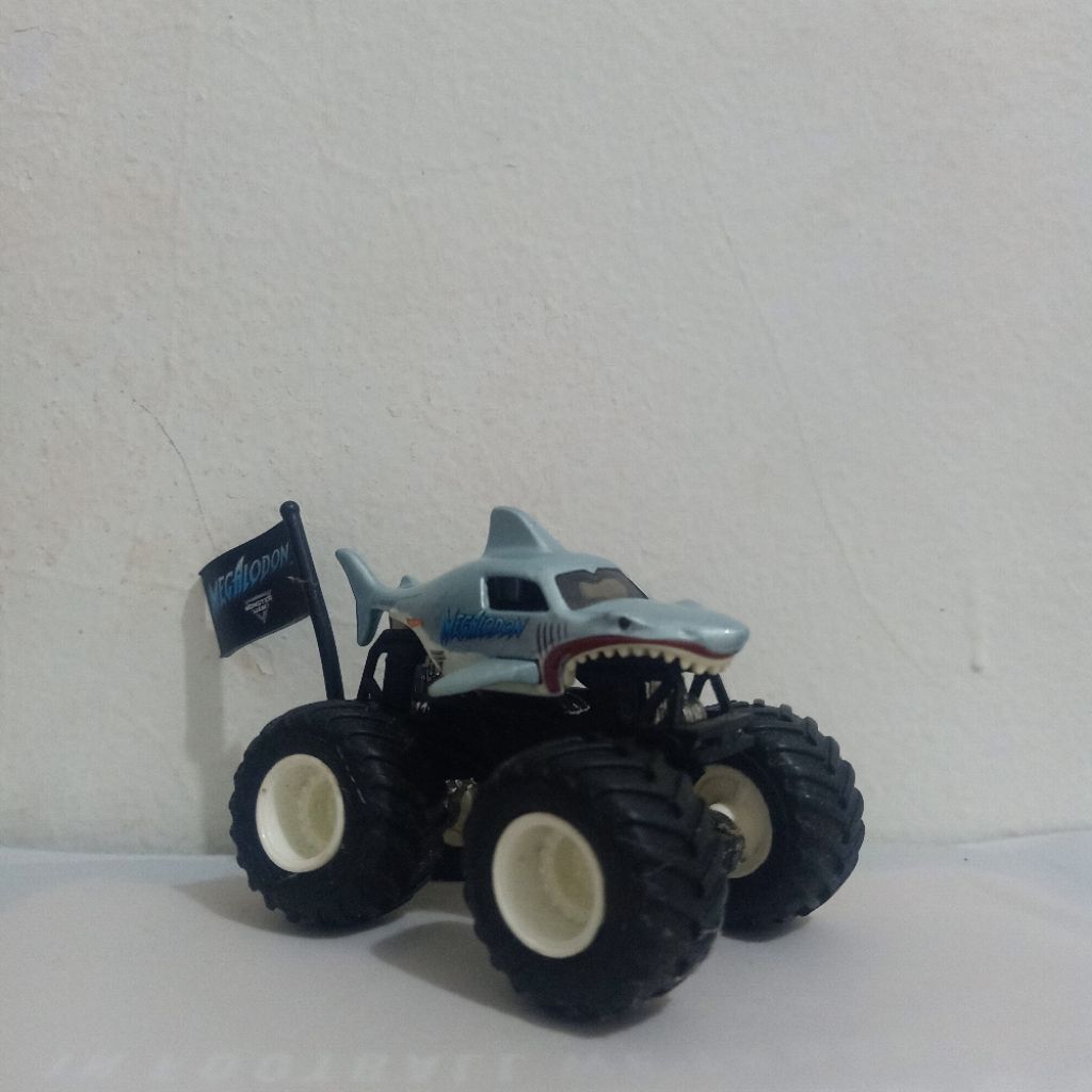 Hot Wheels Monster Jam Megalodon Shark Original 1:64