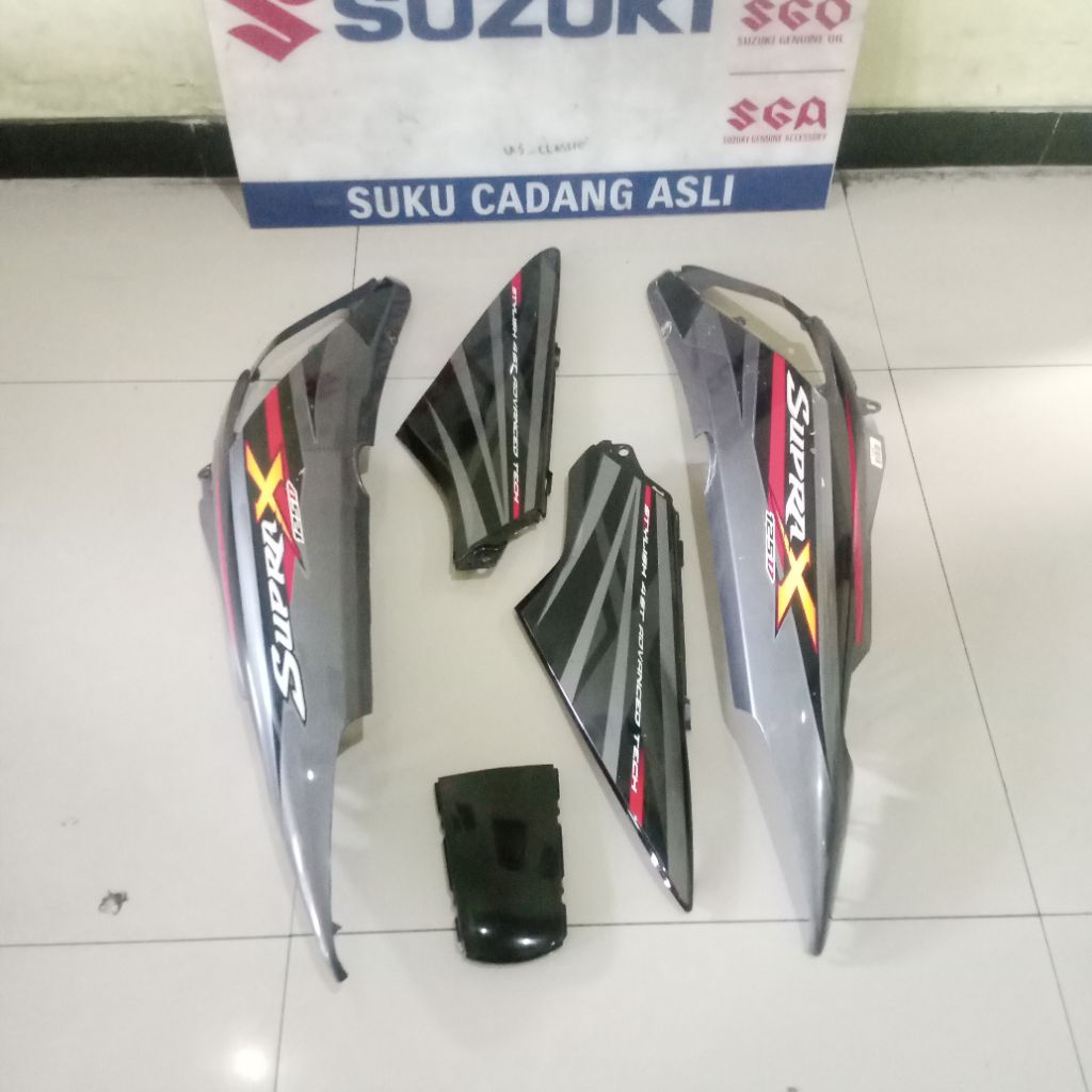 Cover Body Belakang Set Tengah Assy Striping Original AHM EKS Display Dealer Honda Supra X 125 D Abu