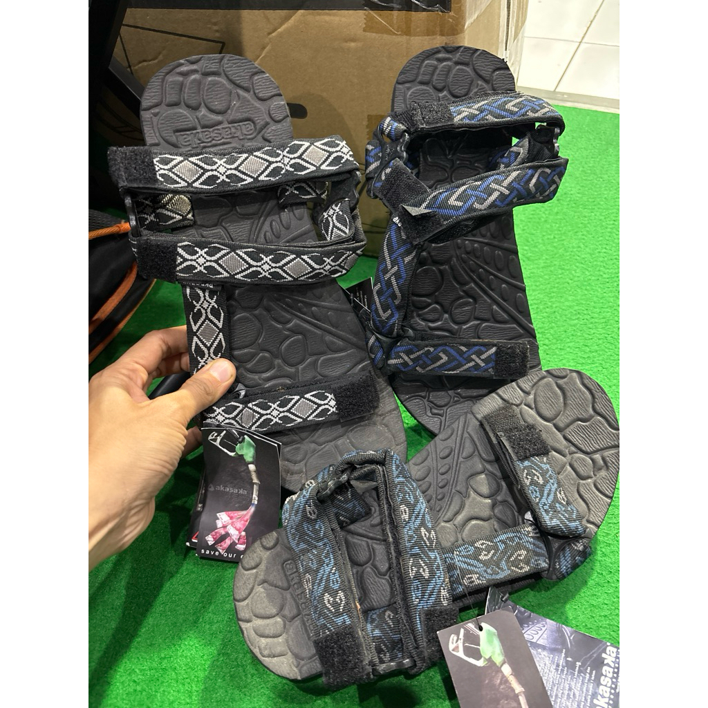 Sendal gunung tali motif Tektonik Akasaka