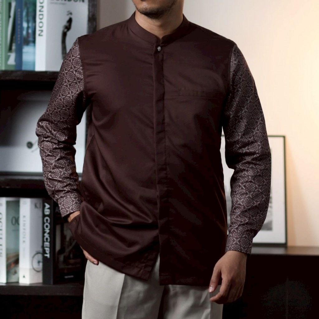Kemeja Koko Pria Warna Mahogany Lengan Panjang Motif Batik
