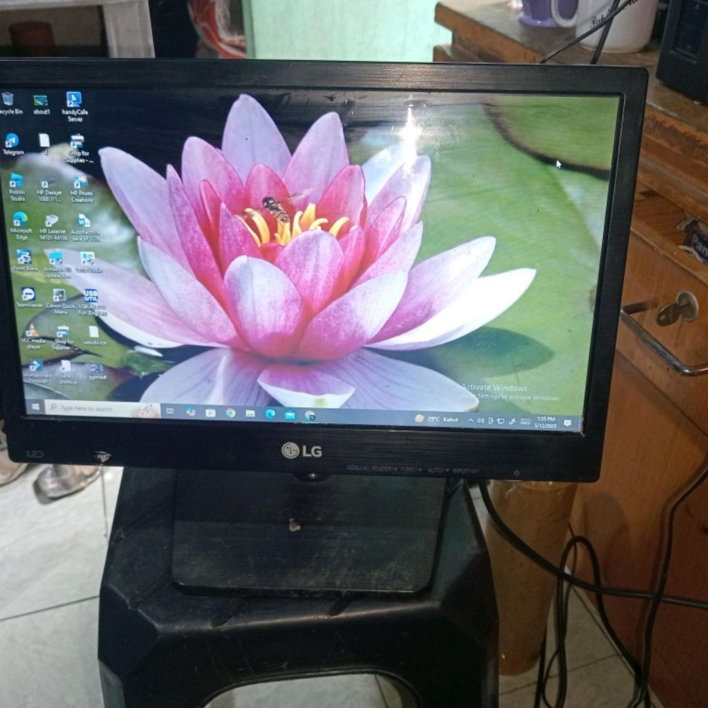 Monitor Merek LG Normal 16 inch
