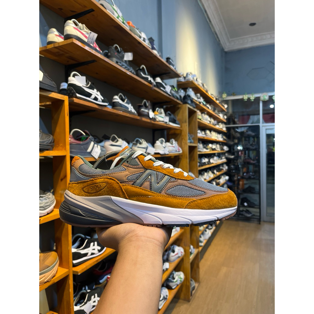 sepatu nb 990 size 42