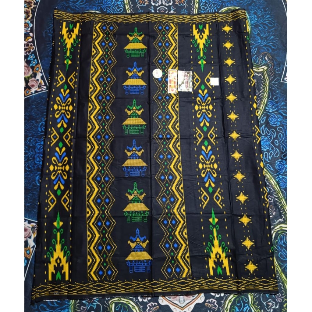 Sarung Karo Sikulikap Rumah Adat