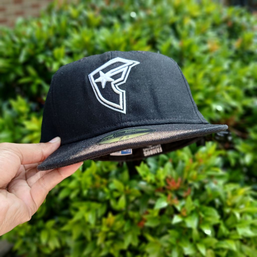 Topi New Era X Famous Stars Logo 59fifty size 7 5/8 - second