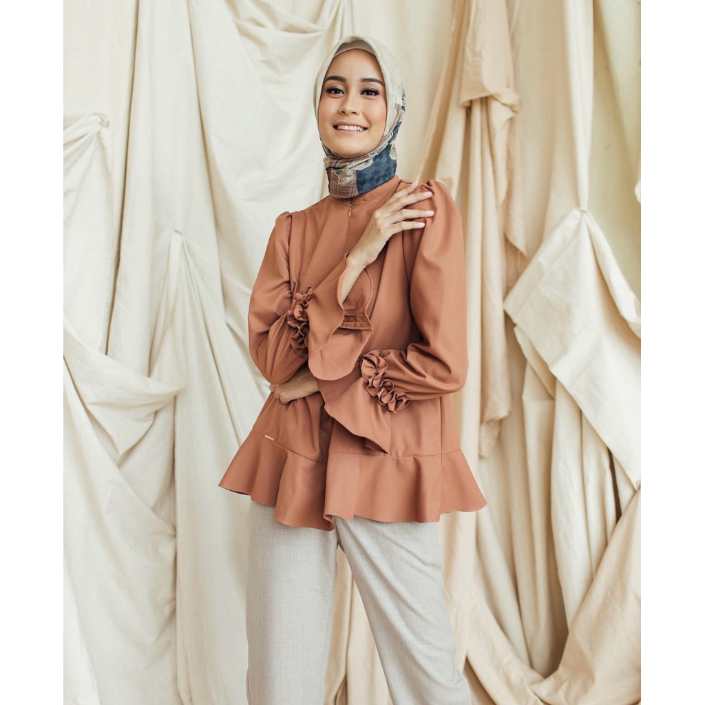 Clara Blouse Wearing Klamby