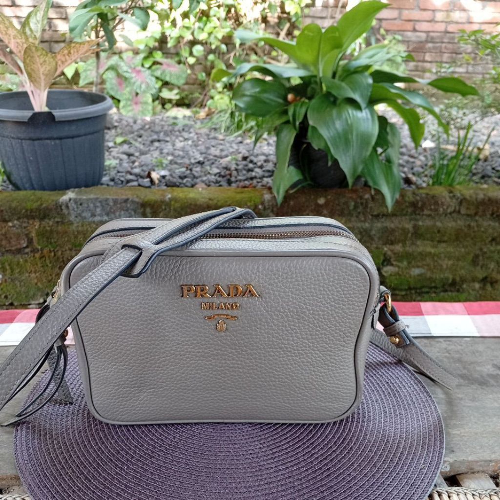 tas slempang wanita sling kulit asli brand prada Milano