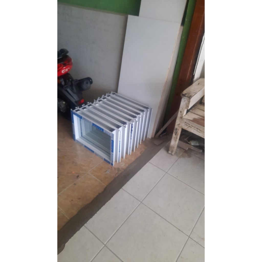 Boven kaca aluminium