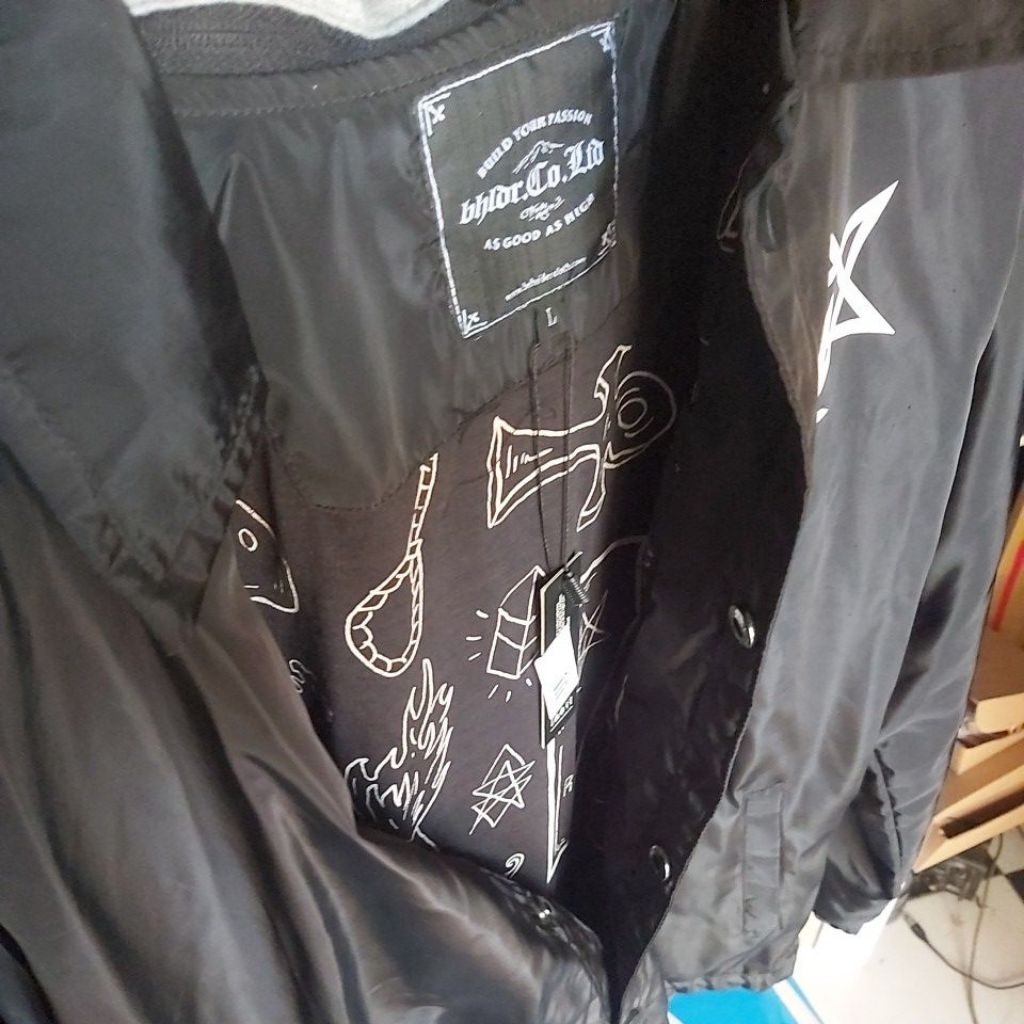 BEHOLDER WINDBREAKER