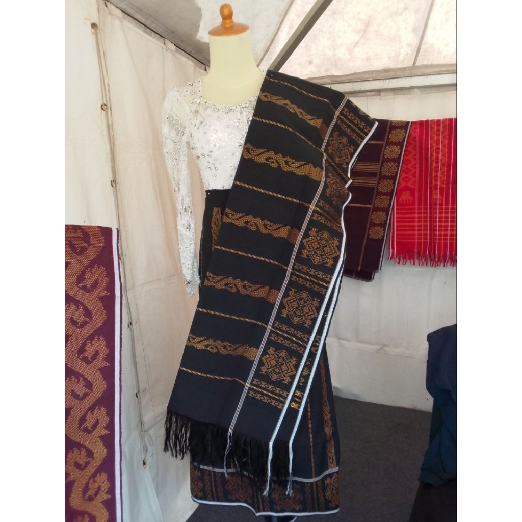 SET UIS NIPES SUTRA MEWAH MOTIF BULUNG GUNDUR