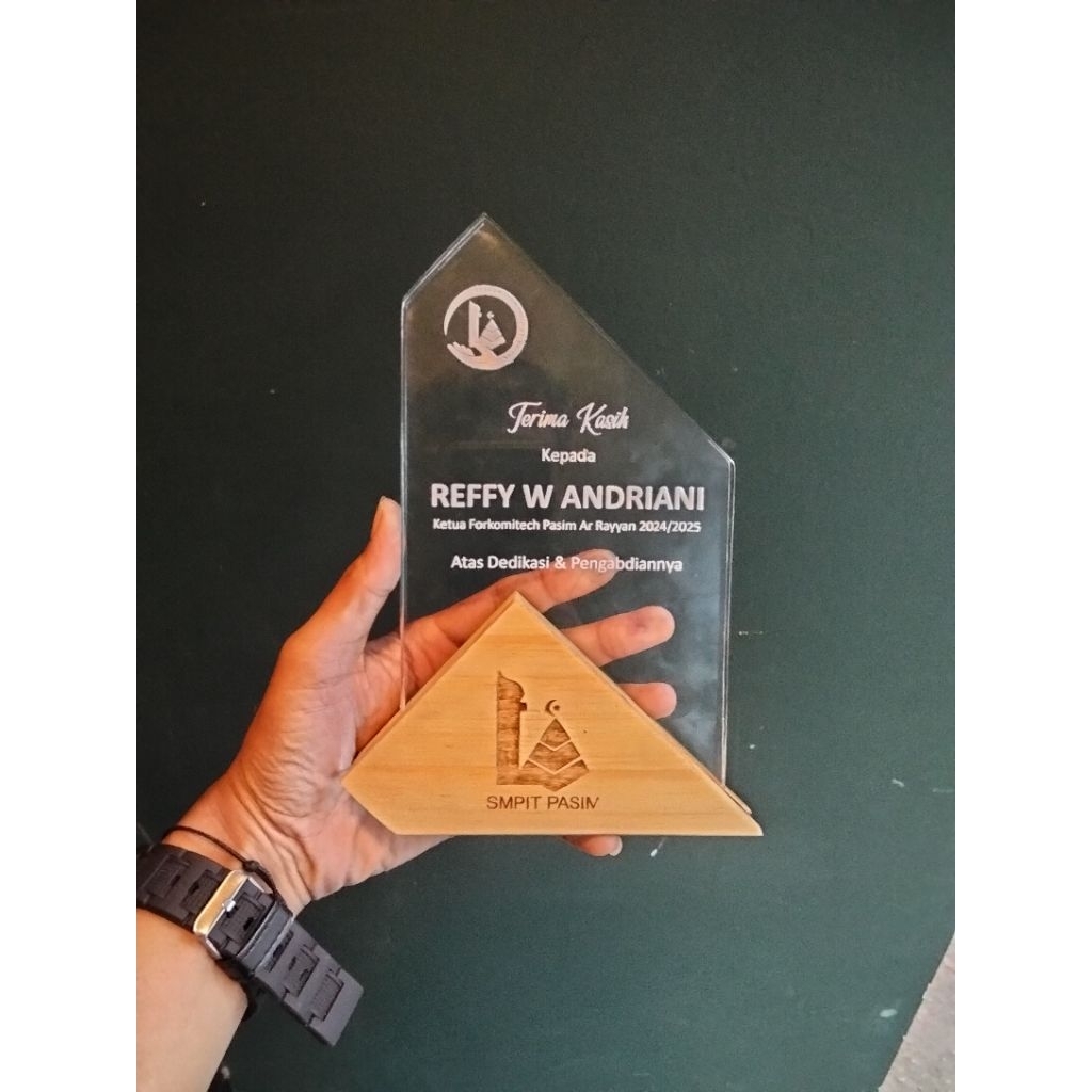 plakat akrilik dan kayu custom/plakat penghargaan/piala kenang-kenangan/piala akrilik gravier