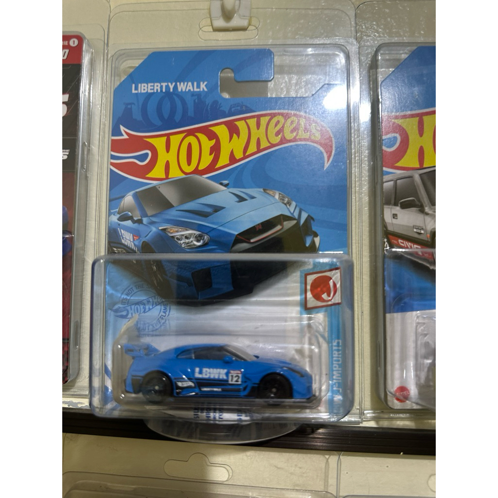 hotwheels nissan gtr r35 lbwk biru muda reguler ( free protector )