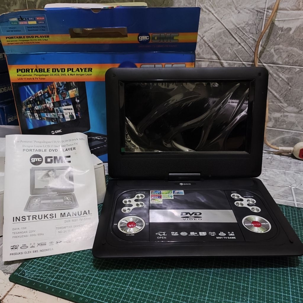PORTABLE DVD PLAYER 11 INCH GMC DIVX-808Y-TV-GAME-FM RADIO DVD CD VCD MP4