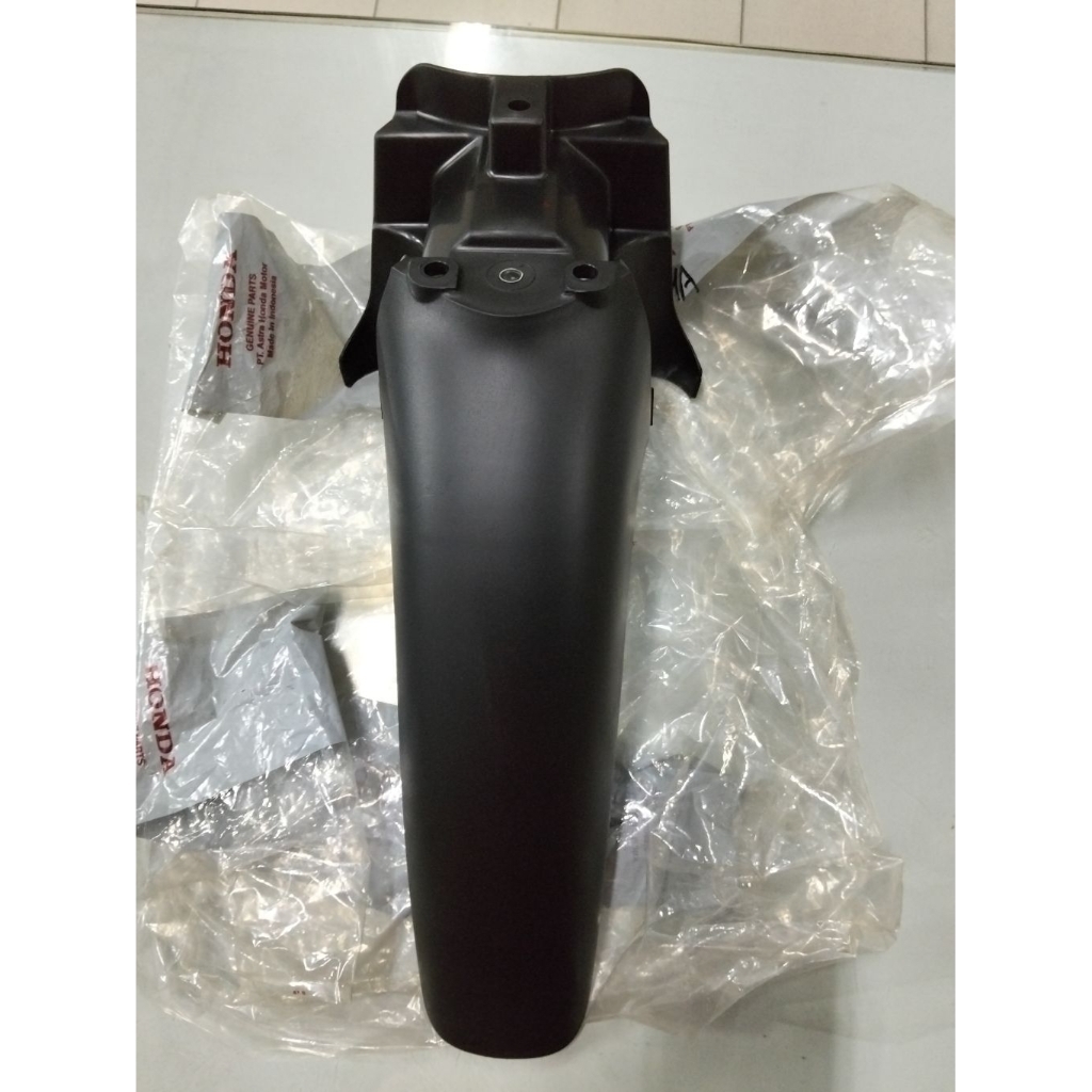 Spakbor depan bagian B motor Supra x 125cc Carbu atau FI pertama part number 61200KPH700